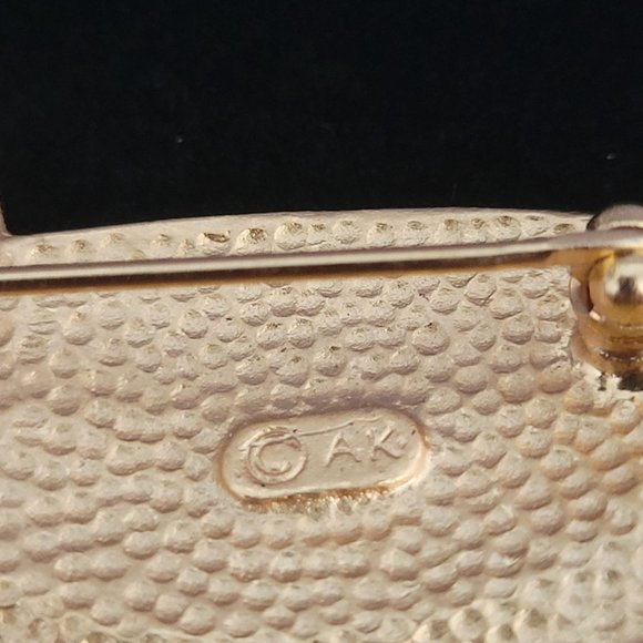 AK Anne Klein Matte Gold Tone Kitty Cat Brooch Lying Down Smiling Signed Vtg - Picture 5 of 6